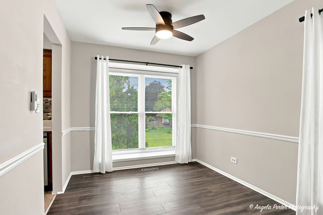 761 Garfield Avenue B, Libertyville, IL 60048