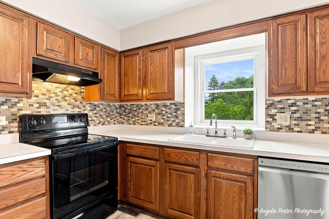 761 Garfield Avenue B, Libertyville, IL 60048