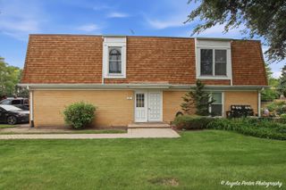 761 Garfield Avenue B, Libertyville, IL 60048