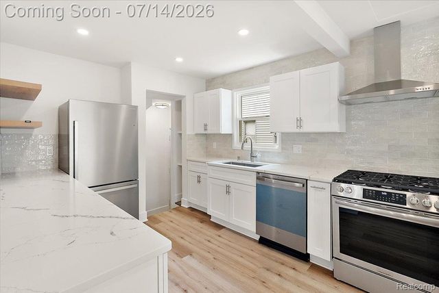 2155 E 8 Mile Road, Grosse Pointe Woods, MI 48236