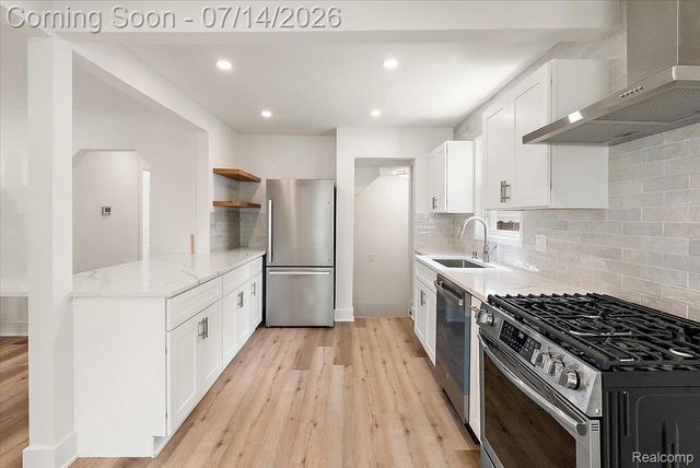 2155 E 8 Mile Road, Grosse Pointe Woods, MI 48236