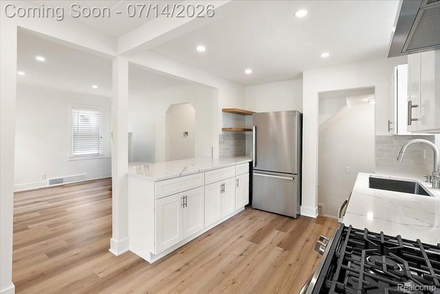 2155 E 8 Mile Road, Grosse Pointe Woods, MI 48236