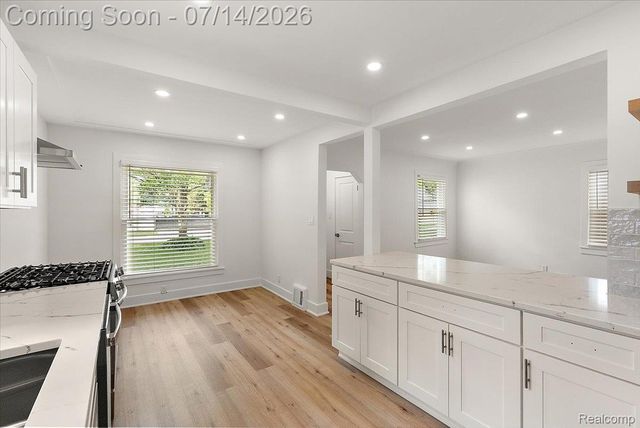 2155 E 8 Mile Road, Grosse Pointe Woods, MI 48236