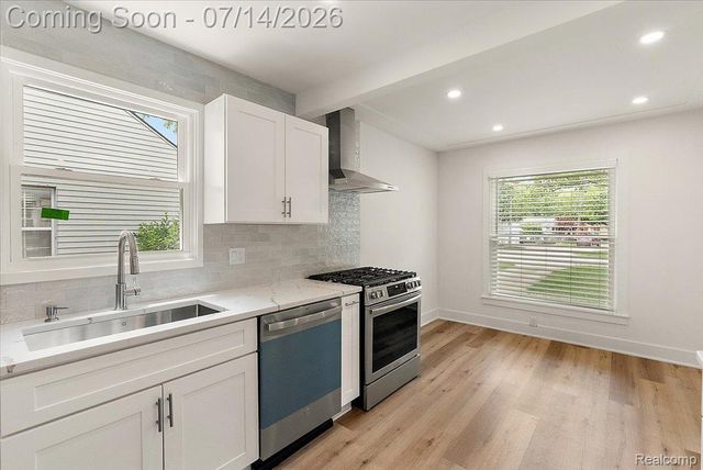 2155 E 8 Mile Road, Grosse Pointe Woods, MI 48236
