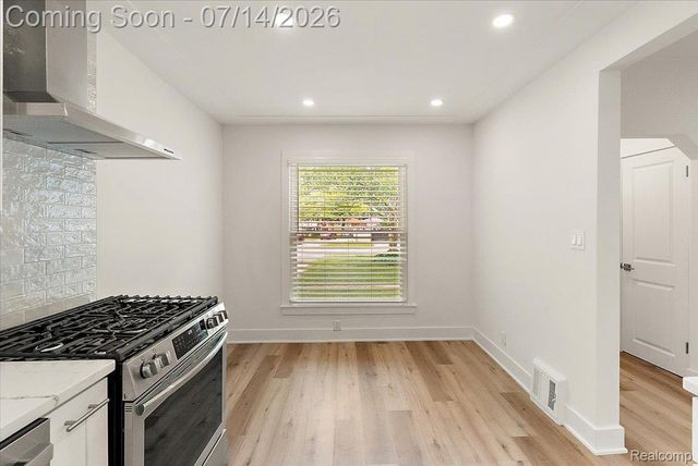2155 E 8 Mile Road, Grosse Pointe Woods, MI 48236