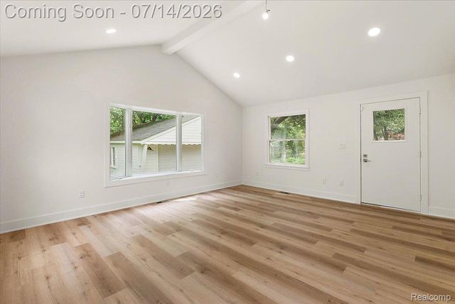 2155 E 8 Mile Road, Grosse Pointe Woods, MI 48236