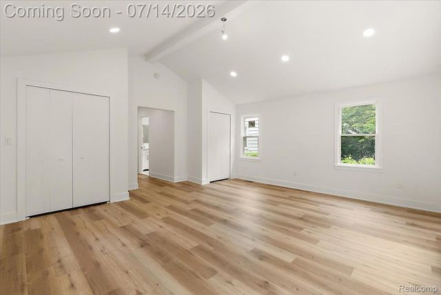 2155 E 8 Mile Road, Grosse Pointe Woods, MI 48236
