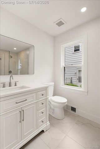 2155 E 8 Mile Road, Grosse Pointe Woods, MI 48236