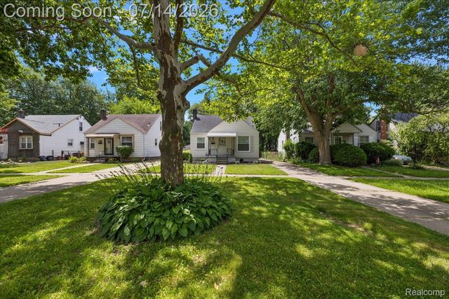 2155 E 8 Mile Road, Grosse Pointe Woods, MI 48236