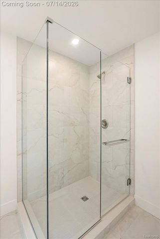2155 E 8 Mile Road, Grosse Pointe Woods, MI 48236