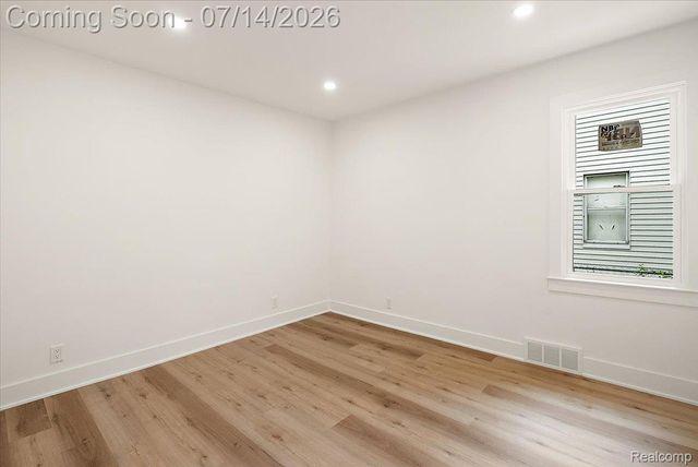 2155 E 8 Mile Road, Grosse Pointe Woods, MI 48236