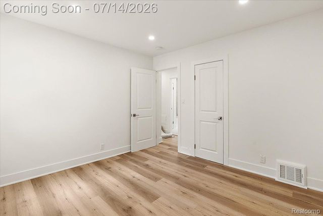 2155 E 8 Mile Road, Grosse Pointe Woods, MI 48236