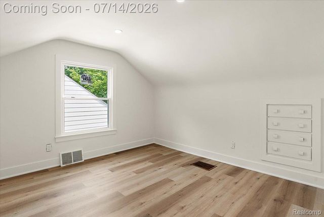 2155 E 8 Mile Road, Grosse Pointe Woods, MI 48236