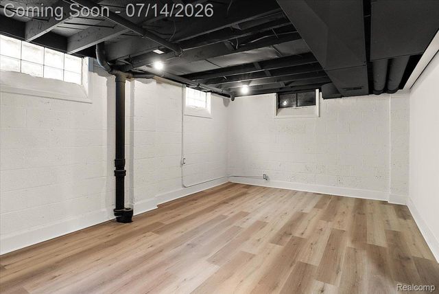 2155 E 8 Mile Road, Grosse Pointe Woods, MI 48236