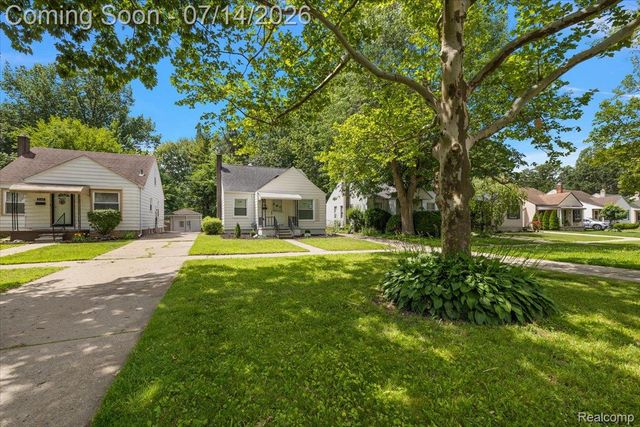 2155 E 8 Mile Road, Grosse Pointe Woods, MI 48236