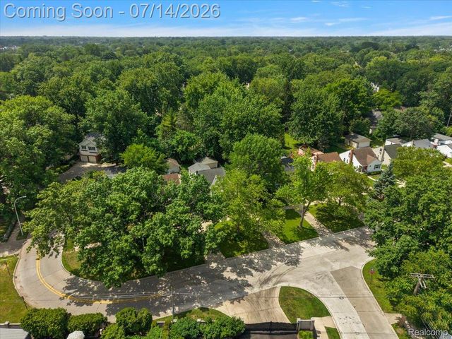2155 E 8 Mile Road, Grosse Pointe Woods, MI 48236