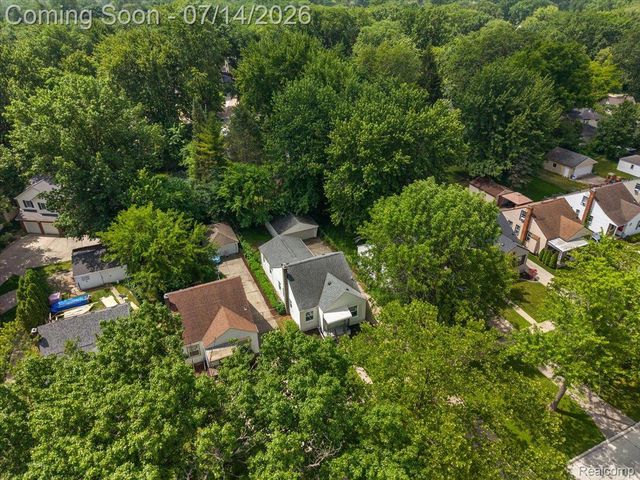 2155 E 8 Mile Road, Grosse Pointe Woods, MI 48236