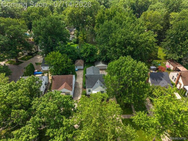 2155 E 8 Mile Road, Grosse Pointe Woods, MI 48236