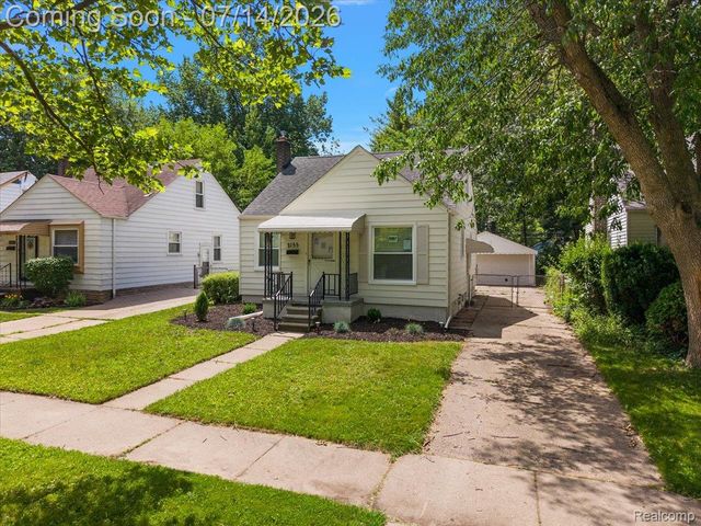 2155 E 8 Mile Road, Grosse Pointe Woods, MI 48236