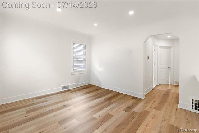 2155 E 8 Mile Road, Grosse Pointe Woods, MI 48236