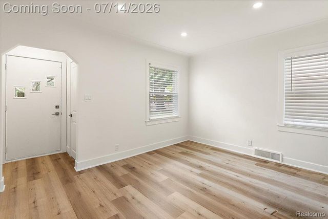 2155 E 8 Mile Road, Grosse Pointe Woods, MI 48236