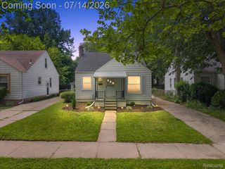 2155 E 8 Mile Road, Grosse Pointe Woods, MI 48236