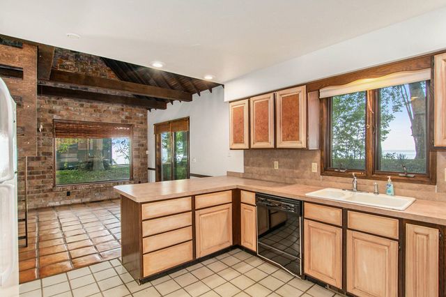 2580 Lakeshore Drive, Fennville, MI 49408