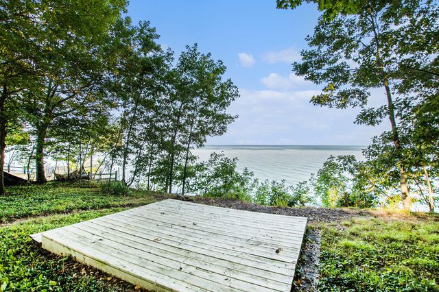 2580 Lakeshore Drive, Fennville, MI 49408