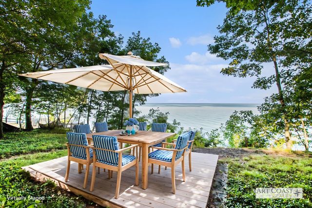 2580 Lakeshore Drive, Fennville, MI 49408