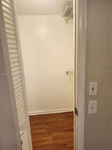1638 SE Embassy Drive 209, West Palm Beach, FL 33401