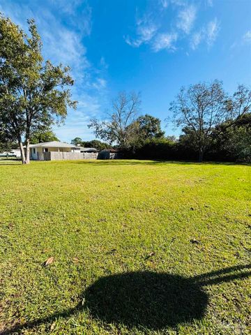 Pond Ave, Pensacola, FL 32534