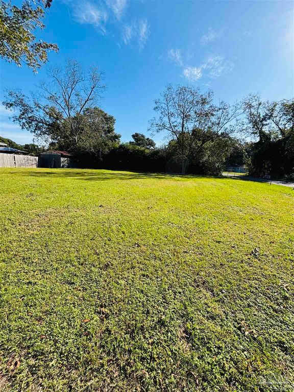 Pond Ave, Pensacola, FL 32534