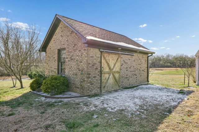 1602 Gordon Ln, Lawrenceburg, TN 38464