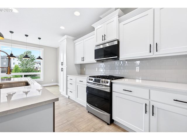 165 W TAYLOR Ct, Newberg, OR 97132
