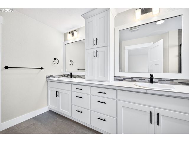 165 W TAYLOR Ct, Newberg, OR 97132