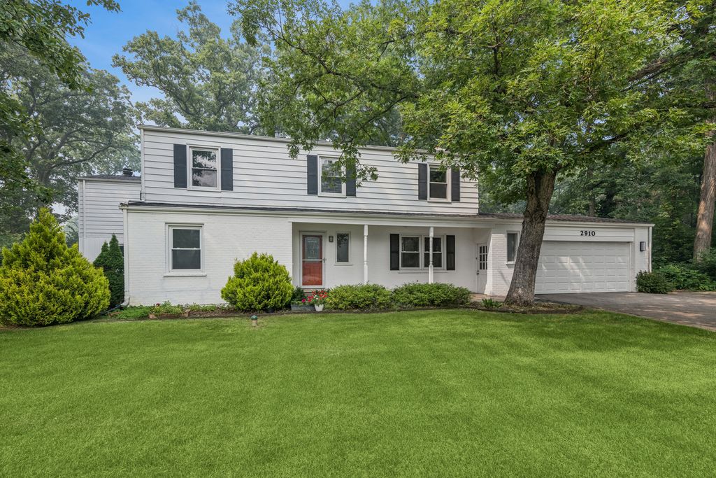 2910 Cherokee Lane, Riverwoods, IL 60015