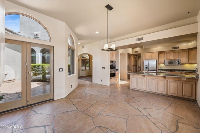1121 E COUNTRY GABLES Drive, Phoenix, AZ 85022