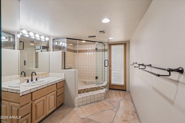 1121 E COUNTRY GABLES Drive, Phoenix, AZ 85022