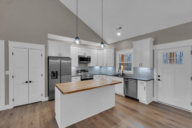 833 Dripping Springs Rd, Monterey, TN 38574