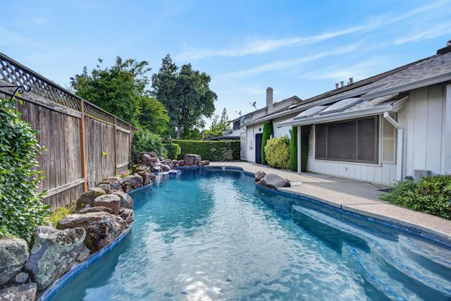 342 Rivergate Way, Sacramento, CA 95831