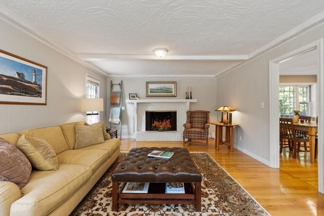 19 Lincoln Dr, Acton, MA 01720