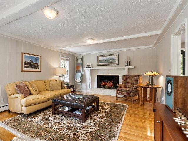 19 Lincoln Dr, Acton, MA 01720