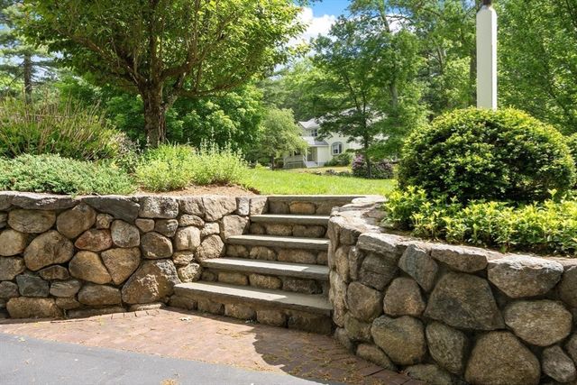 19 Lincoln Dr, Acton, MA 01720