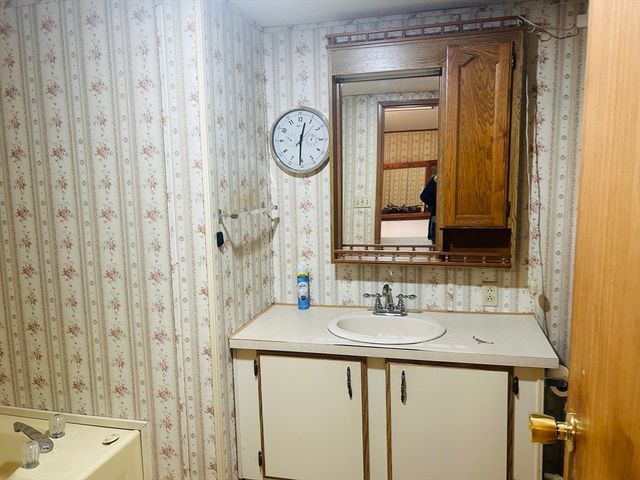 51 Champagne Rd, Gardner, MA 01440