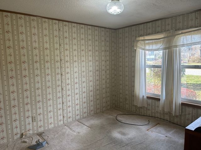 51 Champagne Rd, Gardner, MA 01440