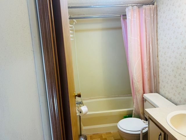 51 Champagne Rd, Gardner, MA 01440