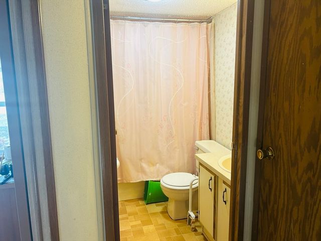 51 Champagne Rd, Gardner, MA 01440