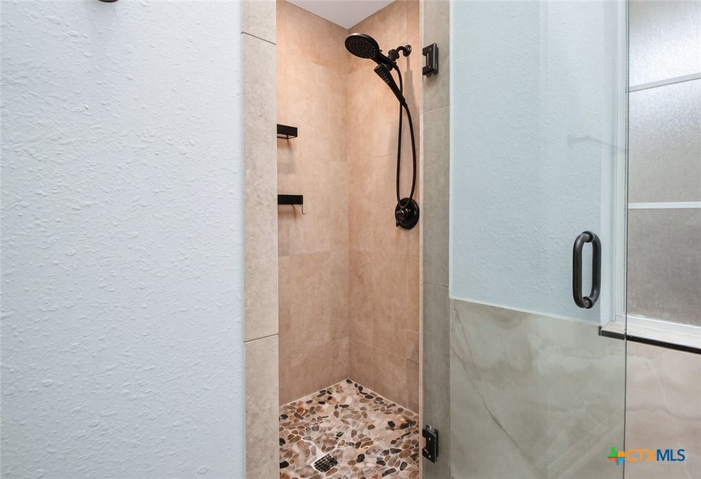 Image 16 of property listing at 29000 Colonial Drive, Georgetown, TX 78628
