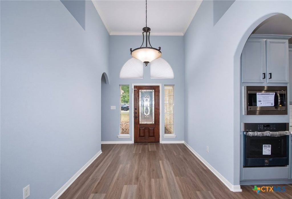 Image 5 of property listing at 29000 Colonial Drive, Georgetown, TX 78628
