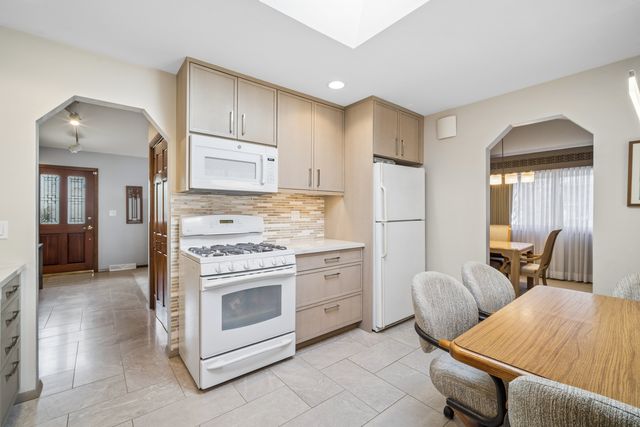 621 Echo Lane, Glenview, IL 60025